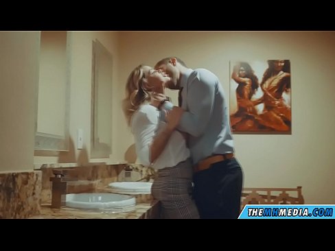 ❤️ Quando uma loira peituda o seduz numa casa de banho pública ❤️ Porno real vídeo em porno pt.xsexshop.ru ❌️